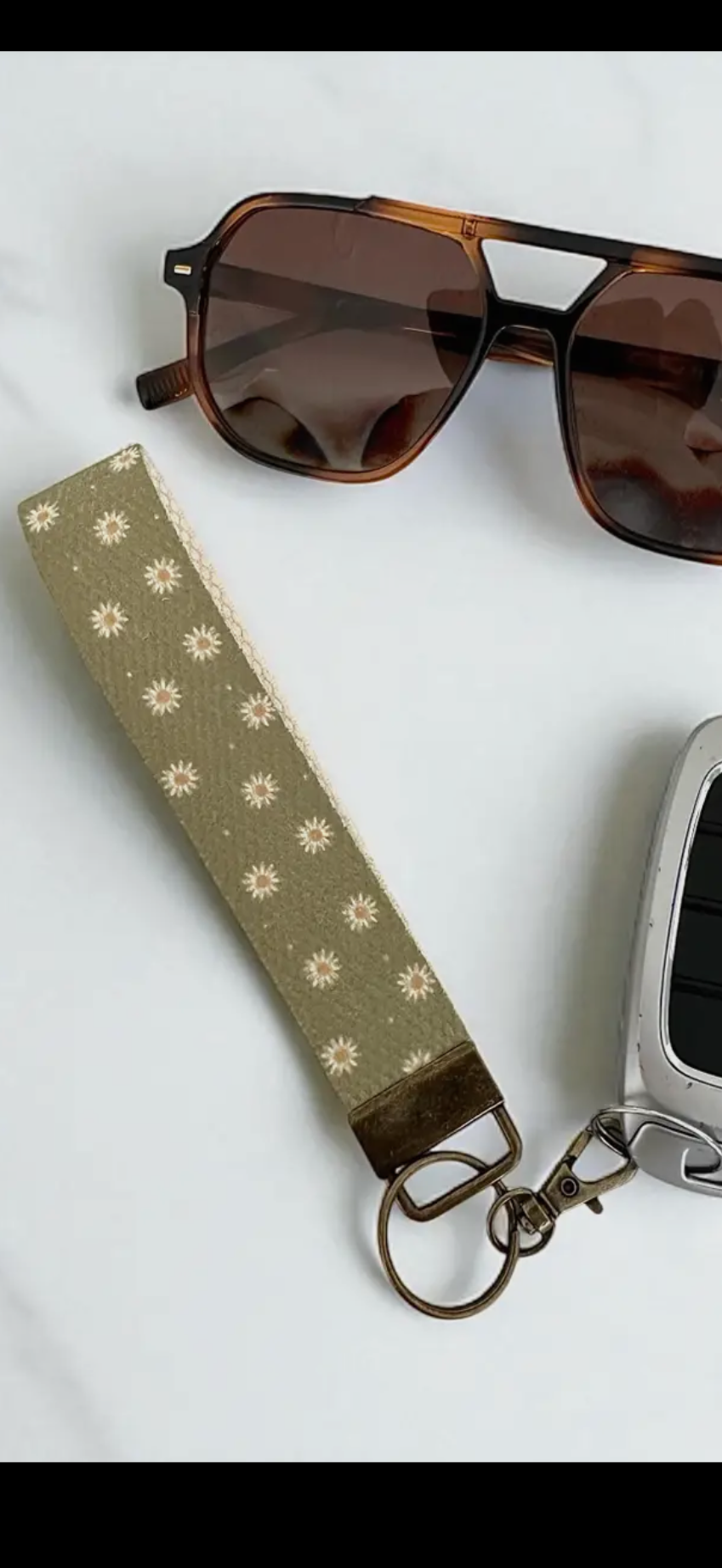 Green daisy wristlet